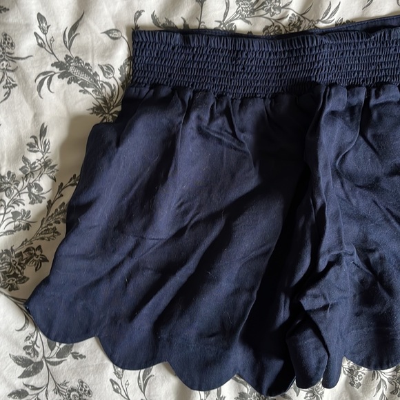 Lilly Pulitzer scalloped shorts in navy blue size XXS - Picture 3 of 5